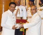 Madhur Bhandarkar recieving Padam Shri award from President Pranab Mukherjee on 28th March 2016